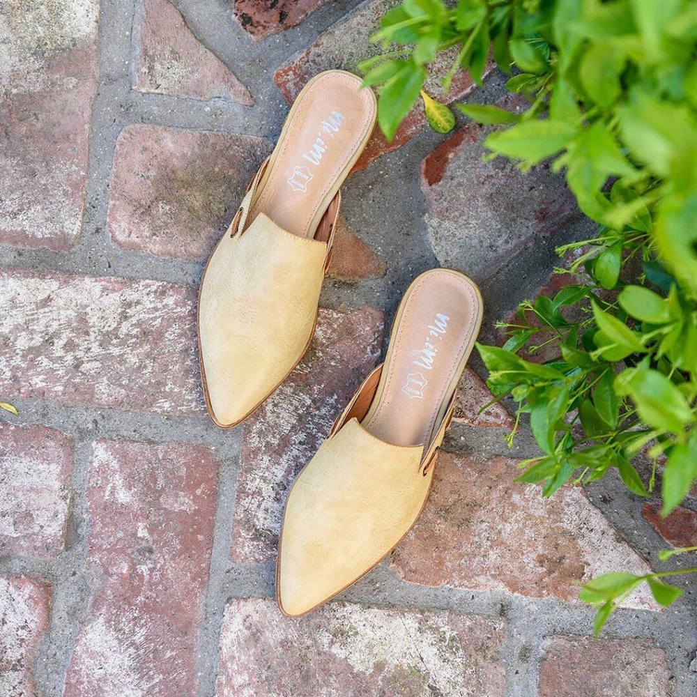 Mi.iM | 'Taylor' Pointed-Toe Leather Mules. - Picture 2 of 8